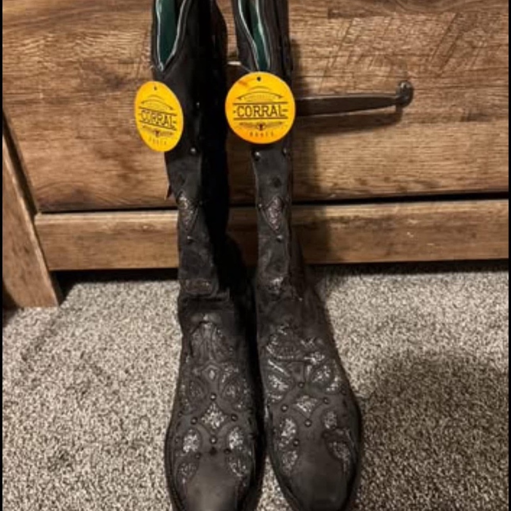 Corral Black Embroidered Cowboy Boots